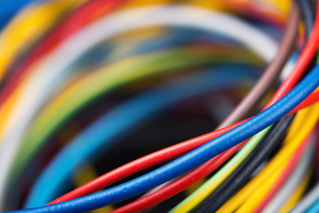 Znaczenie izolacji żyły kablowej w instalacjach elektrycznych