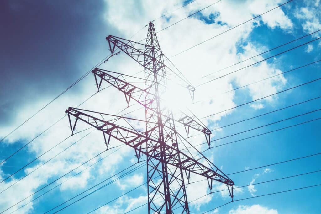Jakie przewody elektryczne stosuje się w liniach napowietrznych?