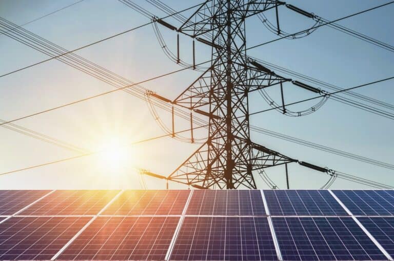 panele fotowoltaiczne i słup energetyczny